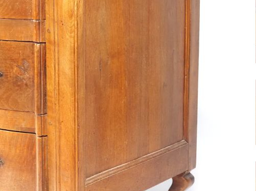 Commode XVIIIème à arbalète en noyer mouluré, dessus bois, pieds galbé