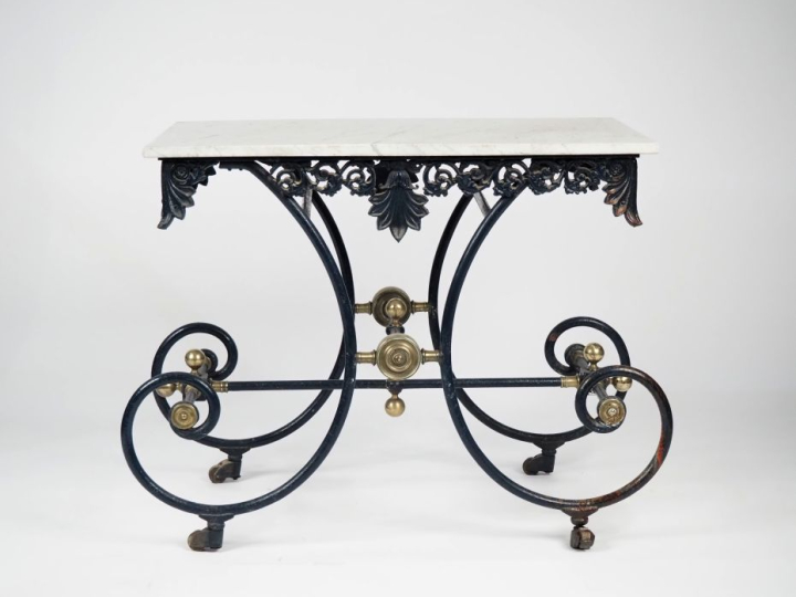 Table de boucher en fer forgé peint et laiton, à décor ajouré de rince