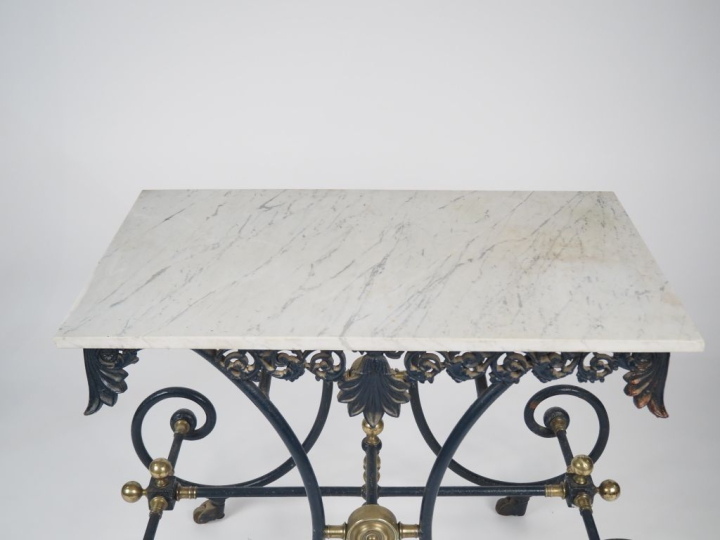 Table de boucher en fer forgé peint et laiton, à décor ajouré de rince