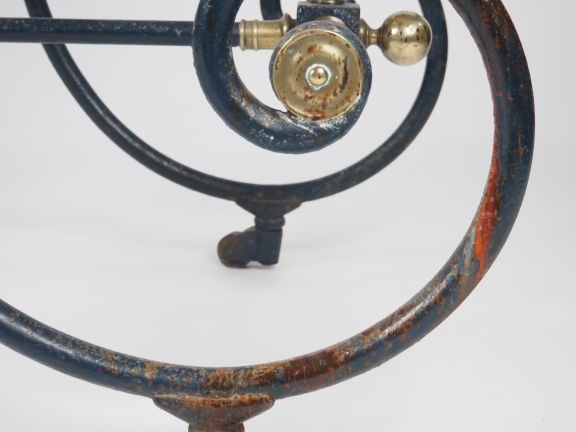 Table de boucher en fer forgé peint et laiton, à décor ajouré de rince