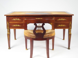 Vente aux enchères Bureau de style Empire en acajou et placage d'acajou avec son fauteuil