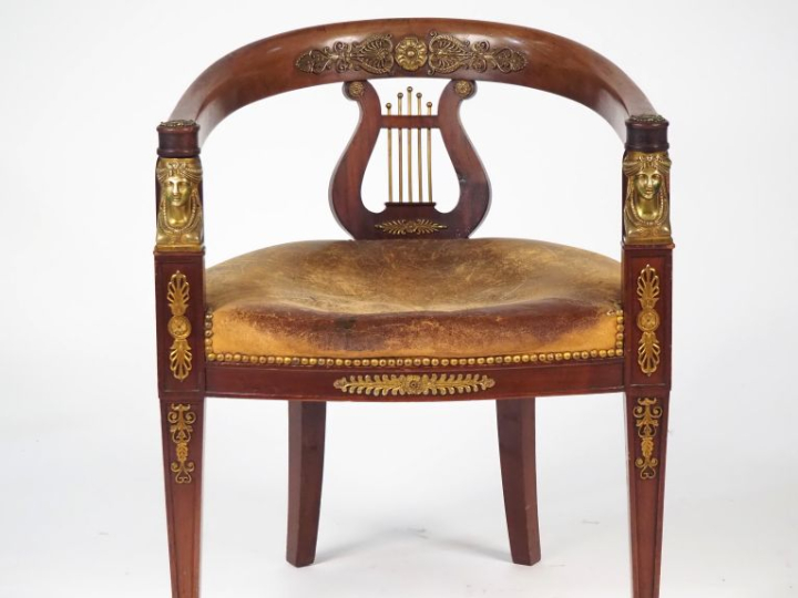 Bureau Empire en acajou et placage d'acajou avec son fauteuil gondole 