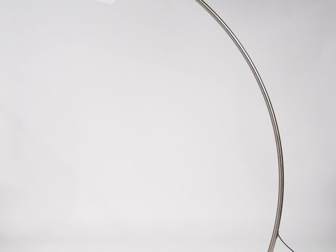 Lampadaire Design en métal chromé et marbre.  H. 192 cm