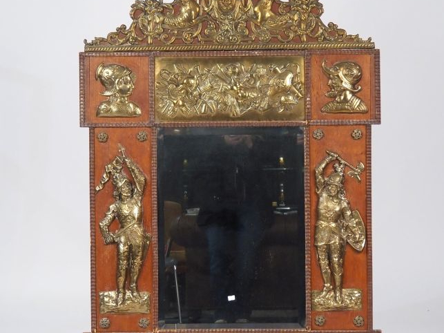 Glace de style Renaissance en bois et laiton, à décor en relief de gue