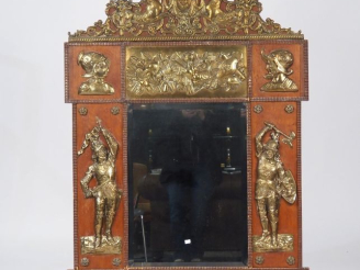 Vente aux enchères Glace de style Renaissance en bois et laiton, à décor en relief de gue
