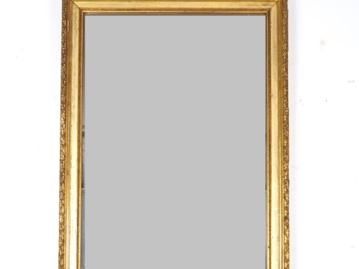 Miroir en bois et stuc doré, à décor de laurier, de fleurs et de frise