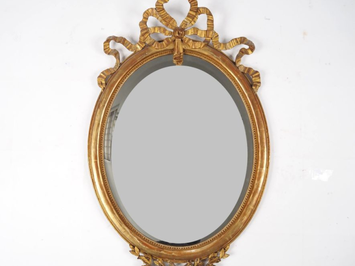 Miroir fin XIXème de style Louis XVI en bois et stuc doré, à décor de 