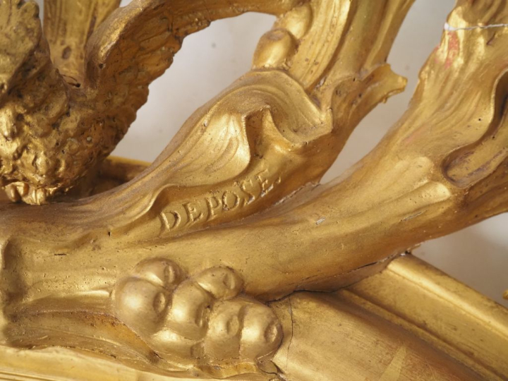 Glace médaillon Napoléon III en bois et stuc doré, fronton ajouré à dé