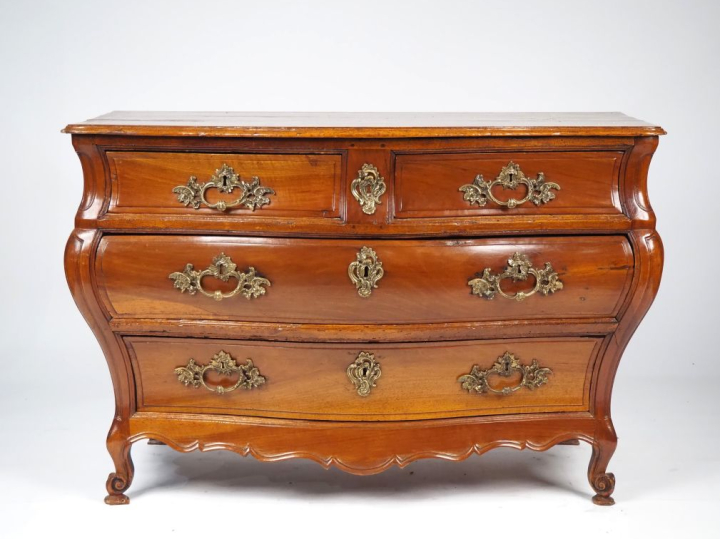 Commode Tombeau XVIIIème en bois mouluré et sculpté, dessus bois, faça