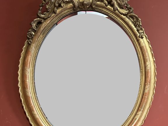 Glace Napoléon III de style Louis XVI en bois et stuc doré, à décor de