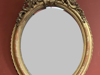 Vente aux enchères Glace Napoléon III de style Louis XVI en bois et stuc doré, à décor de