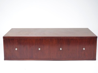 Vente aux enchères Table basse en placage de palissandre, ouvrant à deux tiroirs, prises 