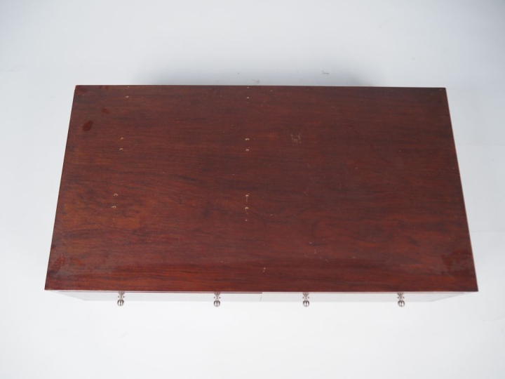 Table basse en placage de palissandre, ouvrant à deux tiroirs, prises 