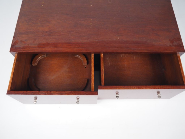 Table basse en placage de palissandre, ouvrant à deux tiroirs, prises 