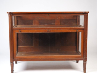 Vente aux enchères Vitrine plate de style Louis XVI en bois naturel, plateau vitré se sou