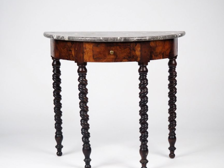 Meuble d'appui de style Louis XIII en bois tourné, dessus marbre gris,