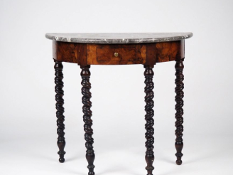 Vente aux enchères Meuble d'appui de style Louis XIII en bois tourné, dessus marbre gris,