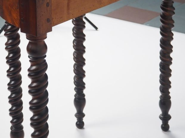Meuble d'appui de style Louis XIII en bois tourné, dessus marbre gris,