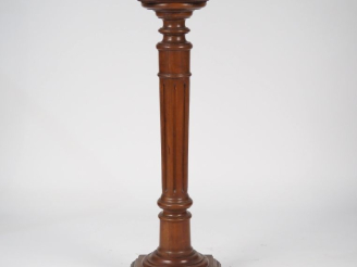 Vente aux enchères Sellette de style Henri II en bois mouluré. H. 121 cm
