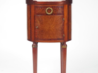 Vente aux enchères Chevet tambour XIXème, dessus marbre à galerie, ouvrant à un tiroir et