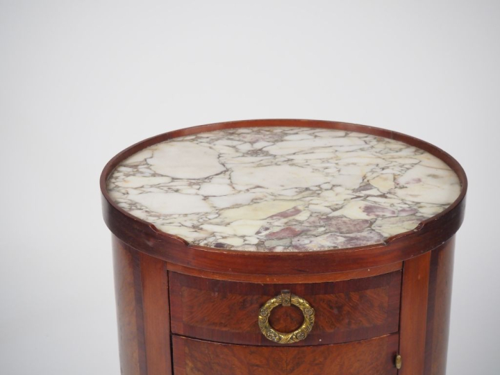 Chevet tambour XIXème, dessus marbre à galerie, ouvrant à un tiroir et