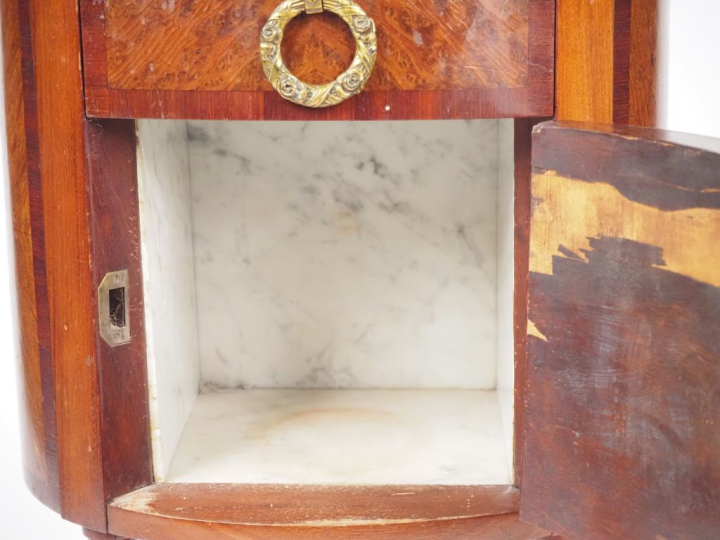 Chevet tambour XIXème, dessus marbre à galerie, ouvrant à un tiroir et