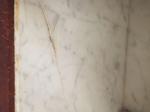 Chevet tambour XIXème, dessus marbre à galerie, ouvrant à un tiroir et