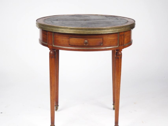 Vente aux enchères Table bouillotte Napoléon III de style Louis XVI en bois mouluré, plat