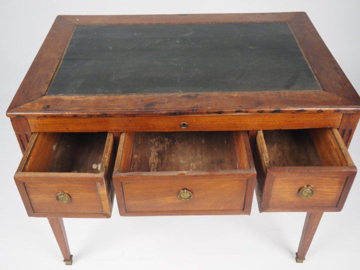Petit bureau Napoléon III de style Louis XVI en noyer mouluré, plateau