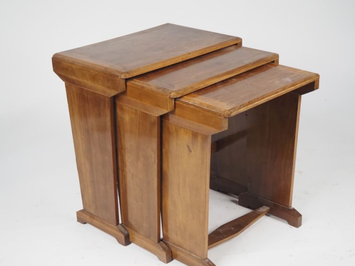 3 tables gigognes de style Art Déco.  Dim. 60 x 54 x 38 cm