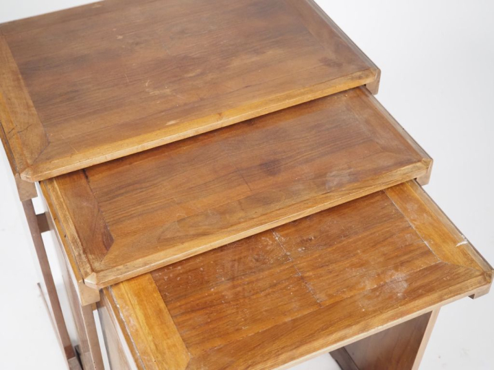 3 tables gigognes de style Art Déco.  Dim. 60 x 54 x 38 cm