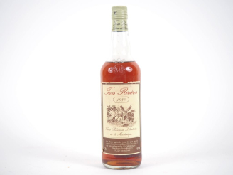 Vente aux enchères 1 BOUTEILLE RHUM TROIS RIVIÈRES MARTINIQUE 45% - 1980 - NIVEAU LÉGÈREM