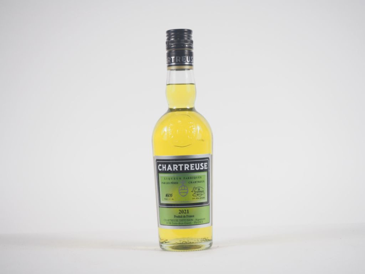 1 BOUTEILLE (35 CL) CHARTREUSE JAUNE EPISCOPALE "FOUS DE CHARTREUSE" -