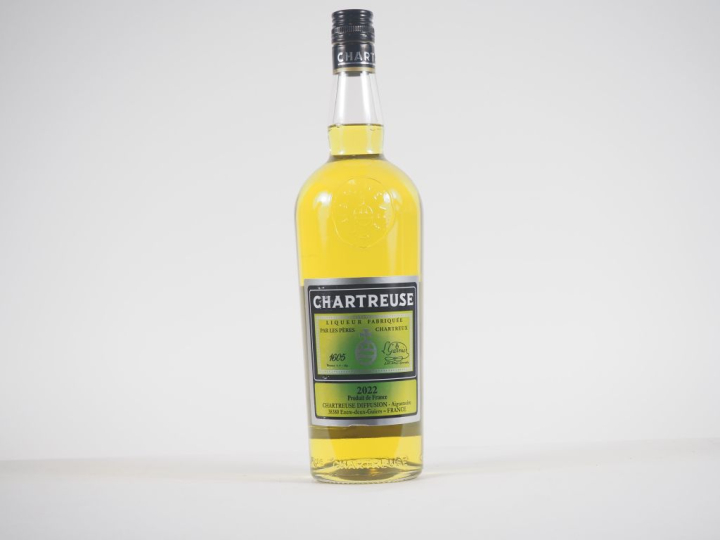 1 BOUTEILLE (1L) CHARTREUSE JAUNE EPISCOPALE "FOUS DE CHARTREUSE" - 20