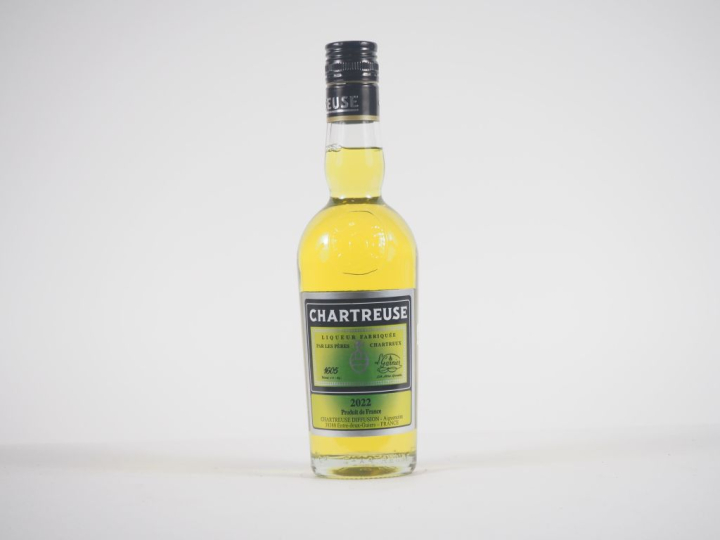 1 BOUTEILLE (35 CL) CHARTREUSE JAUNE EPISCOPALE "FOUS DE CHARTREUSE" -