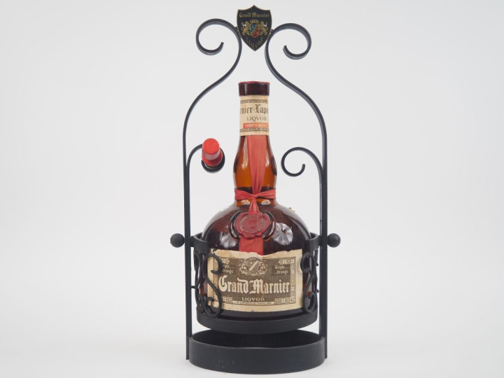 1 MAGNUM GRAND MARNIER DANS SON PRÉSENTOIR EN MÉTAL BASCULANT