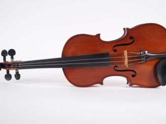 Vente aux enchères Violon d'étude fait à Mirecourt portant l'étiquette modèle d'après Ant