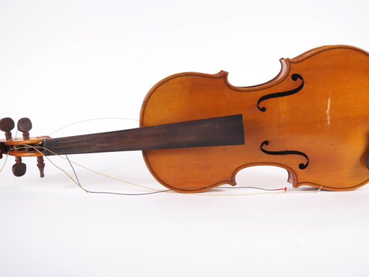 Violon d'étude fait à Mirecourt portant l'étiquette F. Breton lutherie