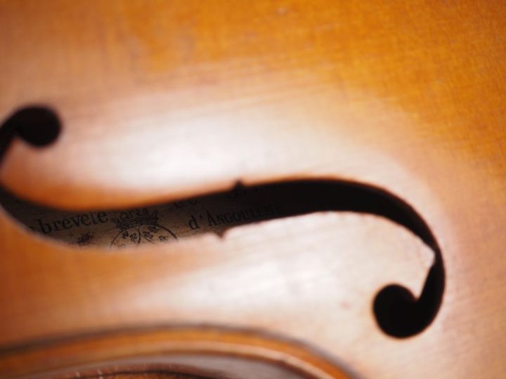 Violon d'étude fait à Mirecourt portant l'étiquette F. Breton lutherie