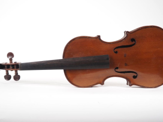 Vente aux enchères Violon portant l'etiquette "Stefano Scarampella". Dim. 356 mm (à resta
