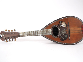Vente aux enchères Mandoline portant l'étiquette "J. BONABILLA 1901 Napoli" . (bon état, 