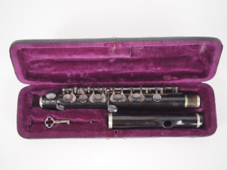 Vente aux enchères Flûte melodia GSH en bois et métal argenté, dans son coffret. L. 30 cm