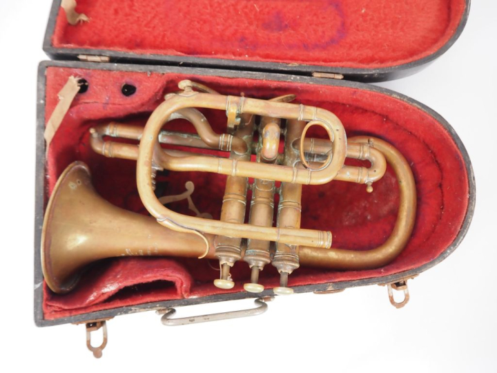 PELISSON GUINOT   BLANCHOD. Cornet à piston signé. (Manque)