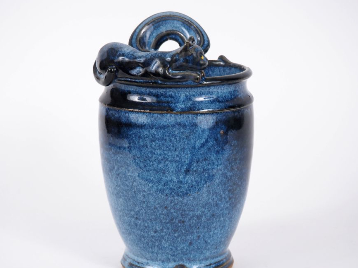 Vase en grès flammé bleu, à décor en relief de chat couché. Monogrammé