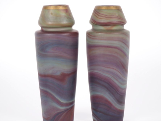 Vente aux enchères SEVRES.  Paire de vases Art Déco en verre mêlé vert et mauve à l'imita