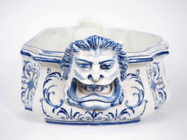 Jean Vieillard à Bordeaux.  Bassin de fontaine en faience, décor en ca
