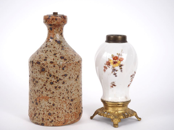 Lot comprenant :  Bouteille en grès moucheté monté en lampe. H. 22,5 c