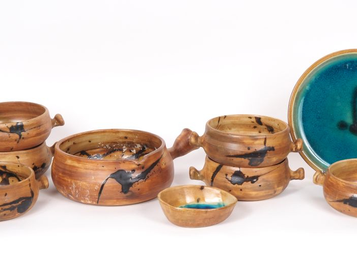 Poterie de La Colombe.  Service à soupe en grès et émail brun comprena