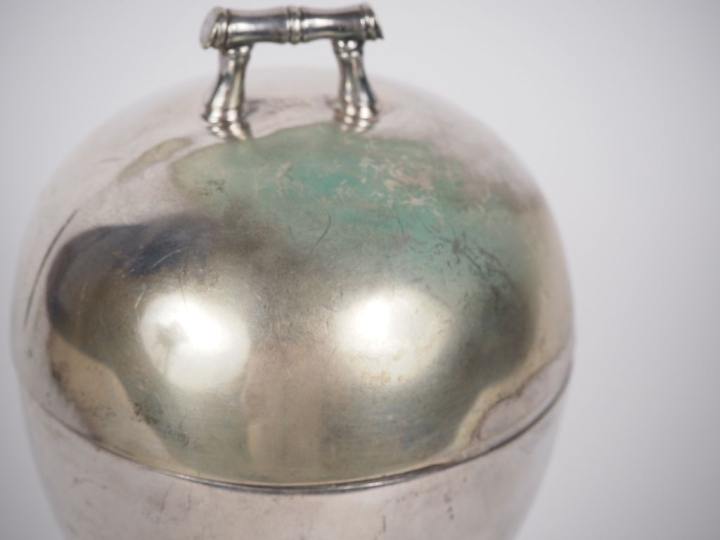 Oeufrier anglais en métal argenté une verrière de style Louis XV en mé