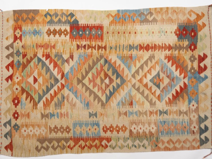 5 petits tapis Kilim, à décor polychrome de motifs géométriques. Dim. 